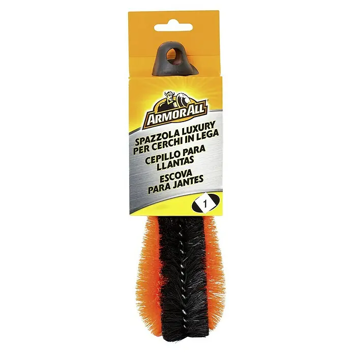 ArmorAll Cepillo para limpiar llantas - Apto para: Llantas - Cepillo de llantas de lujo Armor All con cerdas naranjas y negras. El cepillo está en un paquete amarillo con un agujero para colgar.