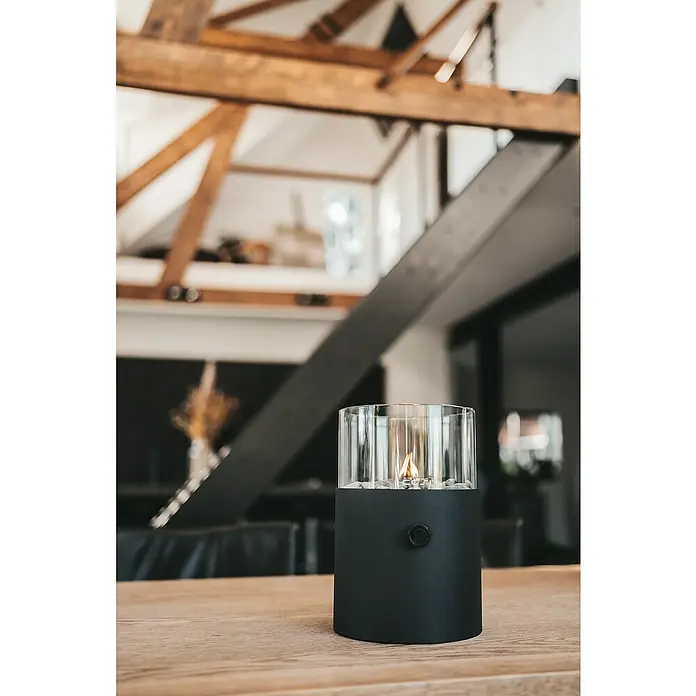 Gaslaterne Cosiscoop XL - Black, Ø x H: 20,5 x 30,5 cm - Tischkamin mit Flamme. Der Brenner ist mit dekorativen Steinen gefüllt und wird durch eine Glasscheibe geschützt.