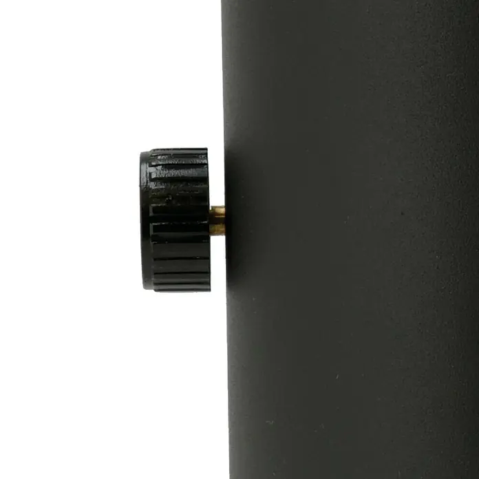 Gaslaterne Cosiscoop XL - Black, Ø x H: 20,5 x 30,5 cm - Nahaufnahme einer Stellschraube an einem schwarzen zylindrischen Gegenstand.