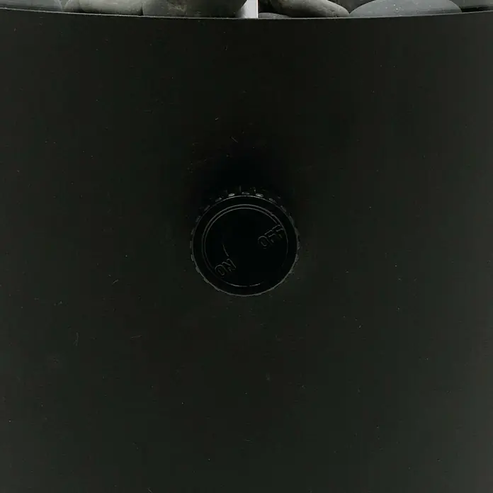 Gaslaterne Cosiscoop XL - Black, Ø x H: 20,5 x 30,5 cm - Nahaufnahme eines schwarzen Knopfes mit der Aufschrift "On" und "Off" an einem Produkt, möglicherweise ein elektronisches Gerät.