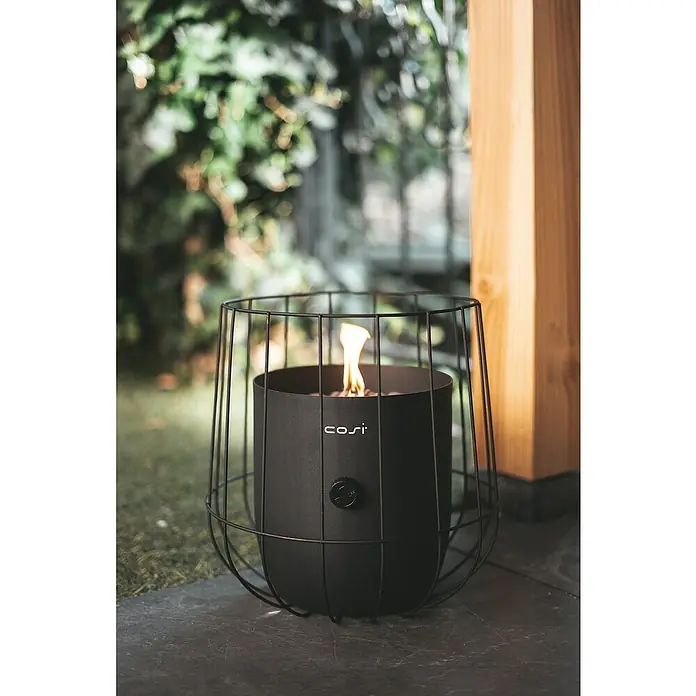 Gaslaterne Cosiscoop Basket - Black, Ø x H: 31 x 30,6 cm - Nahaufnahme einer tragbaren Cosi-Feuerstelle für den Außenbereich mit einer Flamme, die in einem schwarzen Metallkäfig brennt.