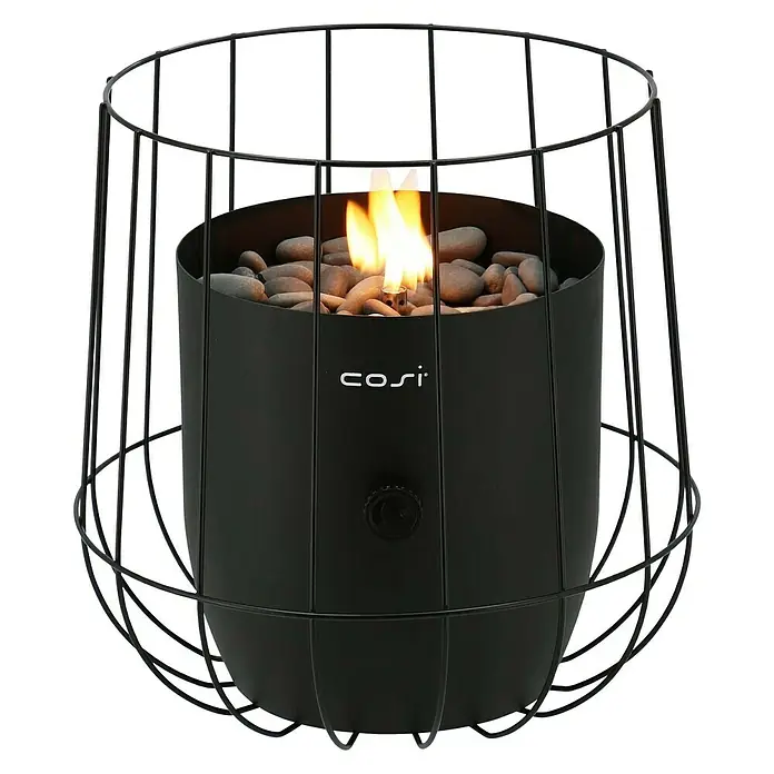 Gaslaterne Cosiscoop Basket - Black, Ø x H: 31 x 30,6 cm - Ein Cosi Feuertisch mit einer schwarzen Umrandung und einem Drahtkäfig drumherum, befüllt mit Steinen und einem brennenden Feuer.