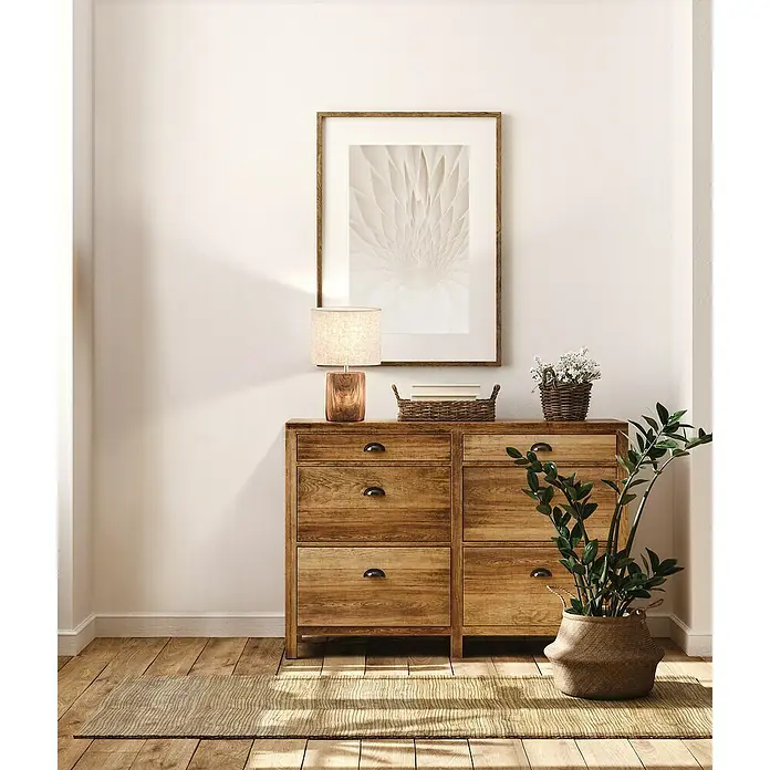 Fischer & Honsel Tischleuchte Malik - 40 W, L x B x H: 4,5 x 20 x 35 cm, Holzfarben mit Struktur, Beige, E14 - Eine hölzerne Kommode mit sechs Schubladen und dekorativen Elementen wie einer Lampe und einem gerahmten Bild an der Wand.