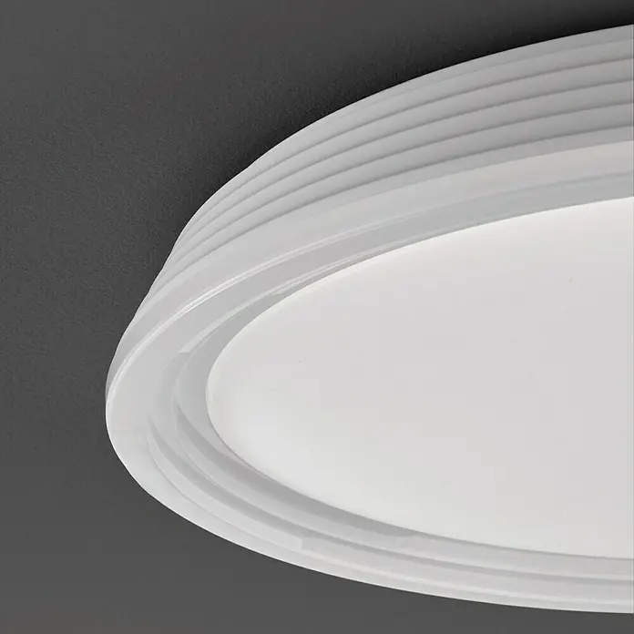 Fischer & Honsel Deckenleuchte rund Dua - 22 W, Ø x H: 430 mm x 7,5 cm, Weiß - Nahaufnahme einer modernen, runden LED-Deckenleuchte mit einem gestuften, weißen Rahmen vor einem grauen Hintergrund.