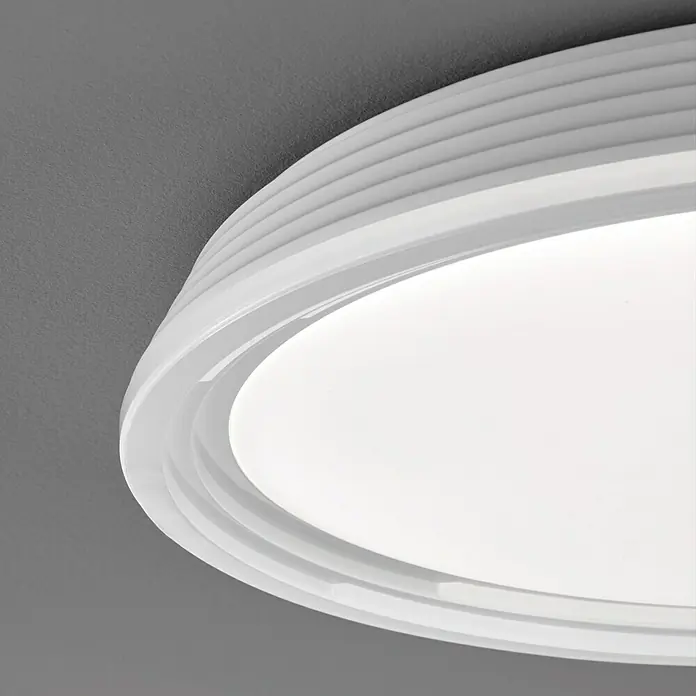 Fischer & Honsel Deckenleuchte rund Dua - 22 W, Ø x H: 430 mm x 7,5 cm, Weiß - Nahaufnahme einer weißen Deckenleuchte mit einem modernen, gerippten Design.