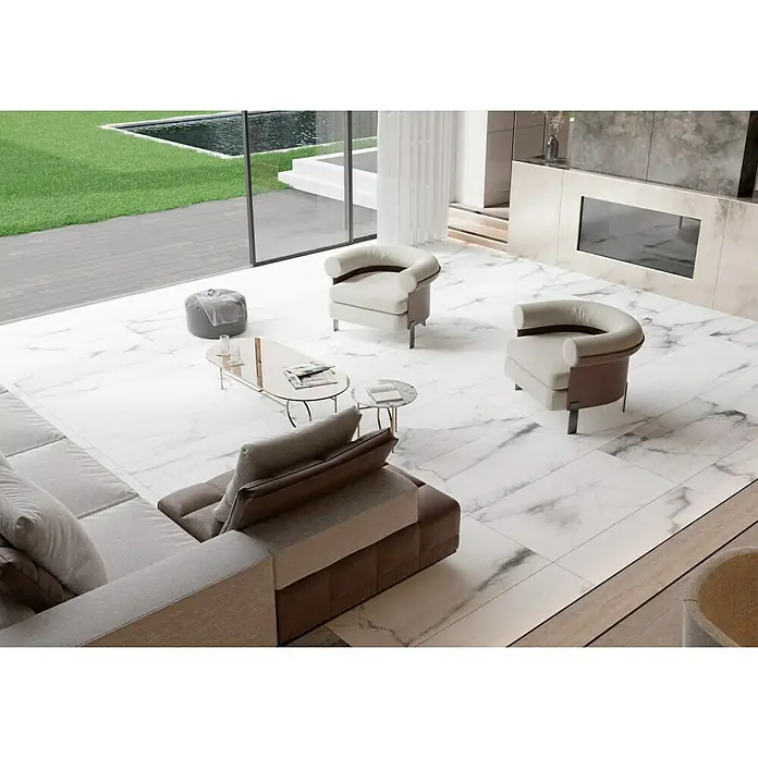 Feinsteinzeugfliese Torino Bianco - 60 x 120 cm, Weiß/Grau, Glänzend - Elegantes Wohnzimmer mit moderner Couch, stilvollen Sesseln und Marmorboden, das ein luxuriöses und einladendes Ambiente schafft.