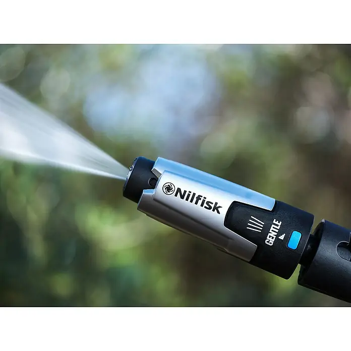 Nilfisk Boquilla de alta presión Premium Gentle - Específico para: Hidrolimpiadoras Nilfisk Premium 180, 190 y 200 - Primer plano de una pistola rociadora Nilfisk que emite un chorro de agua, perfecta para tareas de limpieza suave en el jardín.