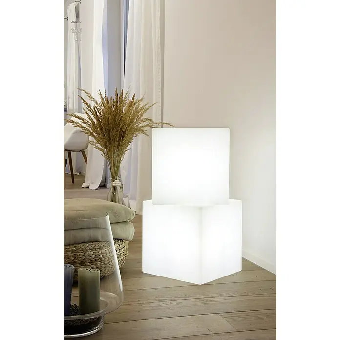 8 Seasons Design Shining LED-Dekoleuchte Cube - 6 W, Weiß, L x B x H: 33 x 33 x 33 cm - Nahaufnahme von zwei übereinander gestapelten, würfelförmigen, leuchtenden Lampen auf einem Holzboden in einem hellen Raum.