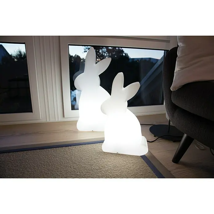 8 Seasons Design Shining Dekoleuchte Rabbit - 9 W, Weiß, L x B x H: 11 x 38 x 50 cm - Zwei Hasenlampen stehen auf einem Teppich vor einem Fenster. Die Lampen sind weiß und leuchten hell.