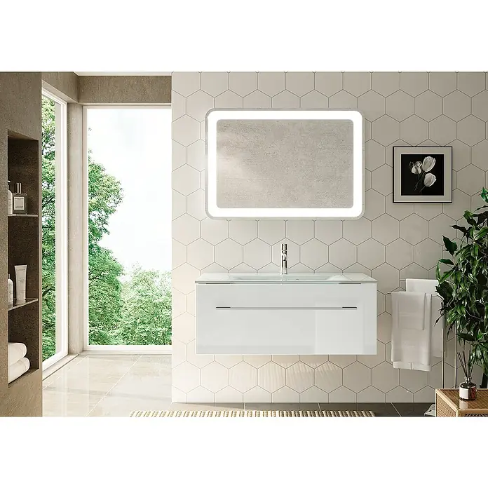 Camargue Stella Waschtischunterschrank - 99,4 x 48,8 x 39 cm, Ohne Beleuchtung, Weiß - Modernes Badezimmer-Interieur mit einem weißen Waschtischunterschrank, einem beleuchteten Spiegel und hellen sechseckigen Wandfliesen.