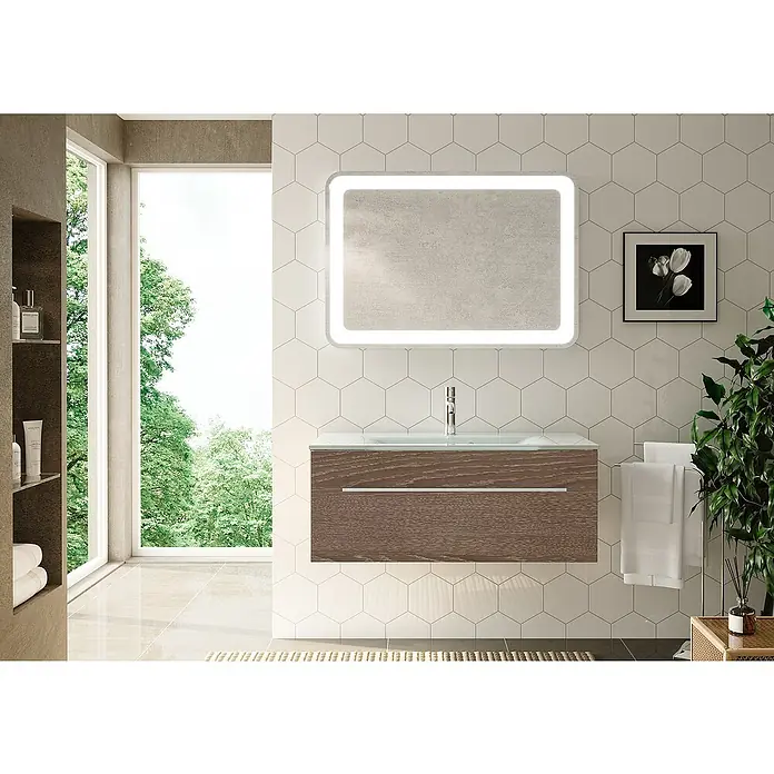 Camargue Stella Waschtischunterschrank - 99,4 x 48,8 x 39 cm, Ohne Beleuchtung, Eiche Maron - Elegantes Badezimmer mit einem Waschtischunterschrank in Holzoptik, einem beleuchteten Spiegel und weißen sechseckigen Fliesen an der Wand.