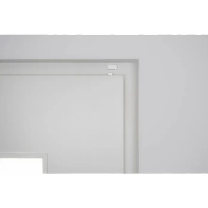Nuki Sensor de puerta - Bluetooth - Primer plano de una puerta interior blanca con herrajes y detalles. Colores claros y diseño minimalista.