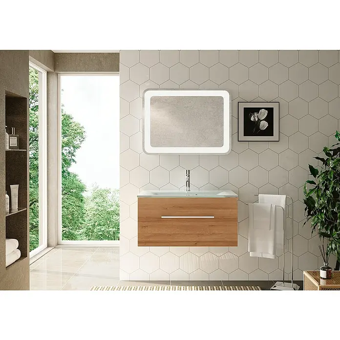 Camargue Stella K Waschtischunterschrank - 79,4 x 48,8 x 39 cm, Ohne Beleuchtung, Berg Eiche - Badezimmer-Interieur mit einem stilvollen Waschtisch aus Holz, einem beleuchteten Spiegel und dekorativen Elementen.