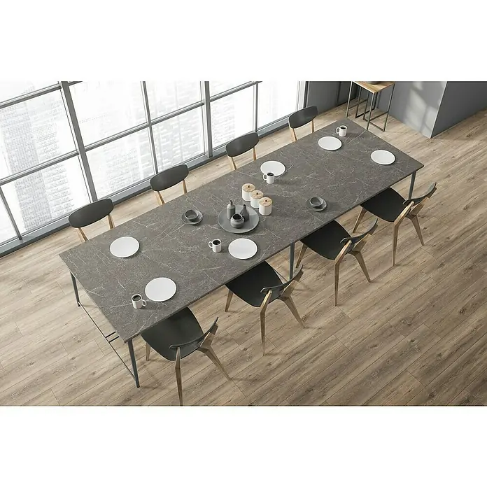 LOGOCLIC Rodapié Roble Tempo - 220 cm x 15 mm x 80 mm, MDF - Una mesa de comedor elegante con tapa de mármol y sillas modernas, perfecta para reuniones elegantes. El mueble perfecto para tu comedor!