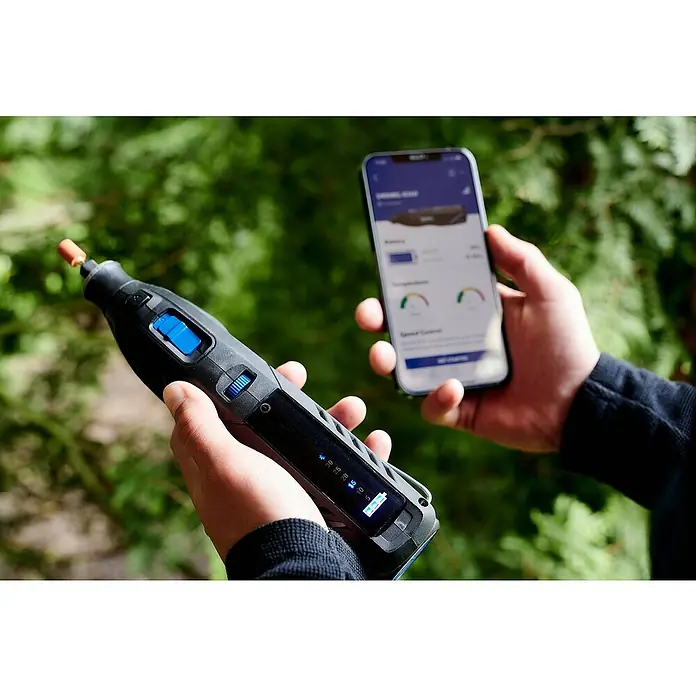 Dremel Herramienta rotativa a batería 8260 - 12 V, 3 Ah, Número de revoluciones de marcha en vacío: 5.000 r.p.m. - 30.000 r.p.m. - El Dremel 8260 en uso, conectado a un smartphone para monitorizar la batería y la temperatura. Una herramienta versátil para trabajos precisos.