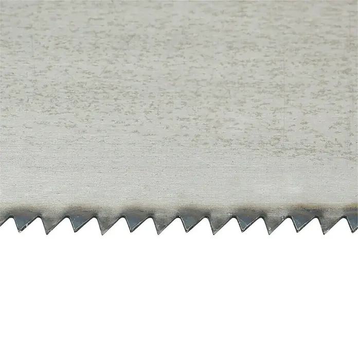 Wisent Handsäge Fuchsschwanz - Blattlänge: 450 mm, Verzahnung: 2,8 mm - Nahaufnahme einer Metallsäge mit scharfen Zähnen, die für präzise Schnitte in verschiedenen Materialien ausgelegt ist.