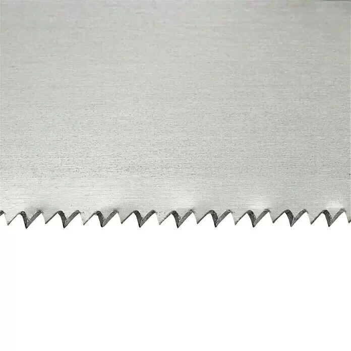 Wisent Handsäge Fuchsschwanz - Blattlänge: 350 mm, Einsatzbereich: Spanplatten, Verzahnung: 2,8 mm - Nahaufnahme eines silbernen Metallsägeblatts mit scharfen, gezahnten Klingen.