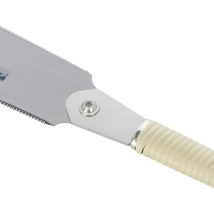 Wisent Japansäge Ryoba - Blattlänge: 250 mm - Detailaufnahme einer japanischen Handsäge mit feinen Zähnen und hellem, gewickeltem Griff für präzise Holzarbeiten.