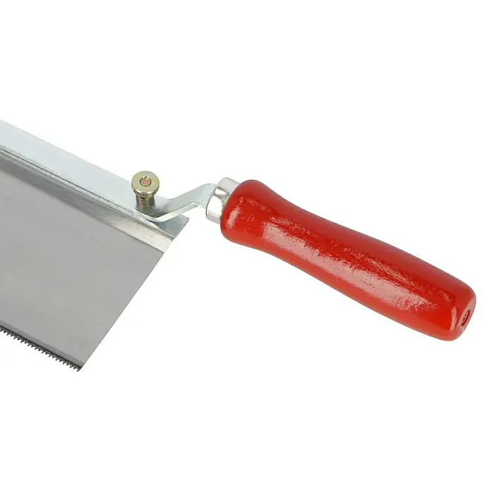Wisent Feinsäge - Blattlänge: 300 mm, Form Griff: Gekröpft - Nahaufnahme einer Gehrungssäge mit rotem Griff, ideal zum präzisen Schneiden von Holz und anderen Materialien.
