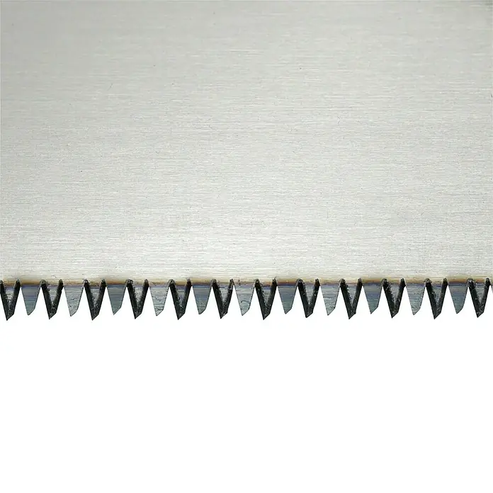 Wisent Profi Handsäge - Blattlänge: 450 mm, Sperrholzplatten - Nahaufnahme einer Metallsäge, die die scharfen, präzisen Zähne des Werkzeugs für effektive Schneidarbeiten hervorhebt.