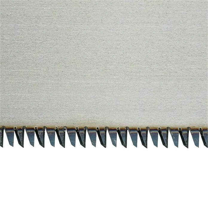 Wisent Japansäge Kataba - Blattlänge: 270 mm, Material Griff: Bambus - Nahaufnahme einer Metallsäge mit scharfen Zähnen, ideal zum Schneiden von Holz und anderen Materialien.