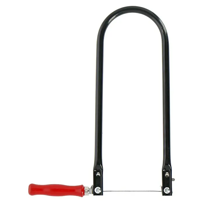 Wisent Laubsägebogen - Schnitttiefe: 300 mm, Blattlänge: 130 mm - Laubsäge mit rotem Griff. Das Werkzeug besteht aus einem U-förmigen Rahmen und einer dünnen Klinge, die zum Schneiden von filigranen Mustern verwendet wird.