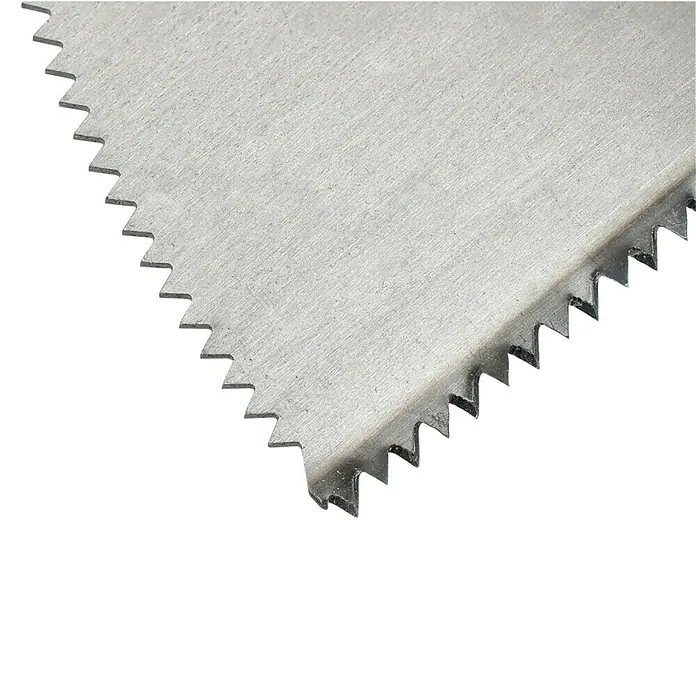 Wisent Furniersäge - Blattlänge: 320 mm, Holz - Nahaufnahme eines gezackten Teigschabers aus Edelstahl, ideal zum Dekorieren von Kuchen und Gebäck mit professionellen Mustern.