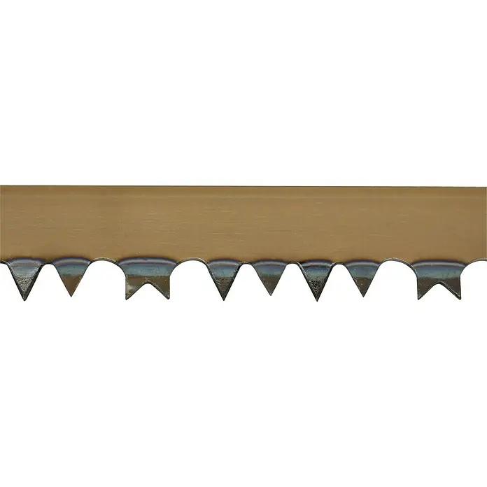 Wisent Profi Bügelsäge-Ersatzblatt - Blattlänge: 760 mm, Hobelzahn, Einsatzbereich: Feuchtes Holz - Nahaufnahme einer Sägeblattkante mit scharfen Zähnen, ideal für präzise Schnitte in Holz und Kunststoff.\n