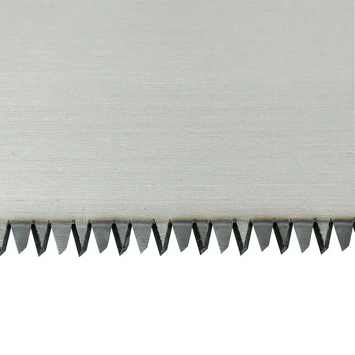 Wisent Profi Handsäge Fuchsschwanz - Blattlänge: 450 mm, Bauholz - Nahaufnahme der scharfen Zähne einer Metallsäge, die für präzise Schnitte ausgelegt ist.\n