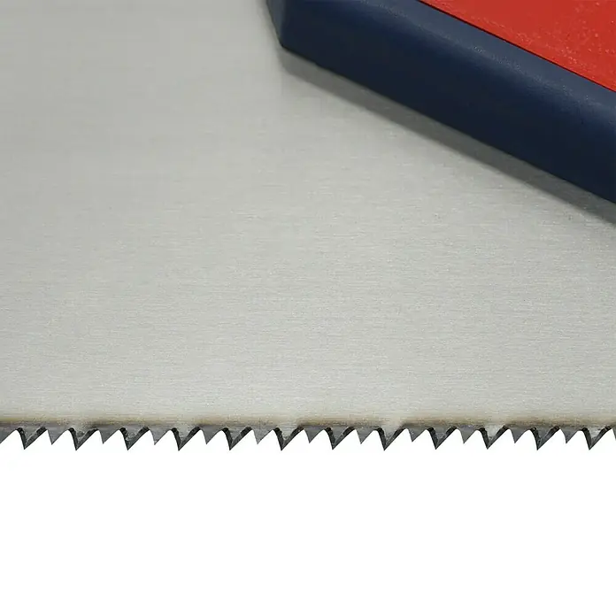 Wisent Profi Handsäge Multi-Toolbox - Blattlänge: 350 mm, Bauholz - Detailaufnahme einer Handsäge mit scharfen Zähnen und einem Griff in Blau und Rot. Ideal für präzise Holzarbeiten.