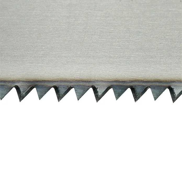 Wisent Profi Handsäge Fuchsschwanz - Blattlänge: 450 mm, Spanplatten - Nahaufnahme eines Metallsägeblatts mit scharfen Zähnen, die zum Schneiden verschiedener Materialien verwendet werden.