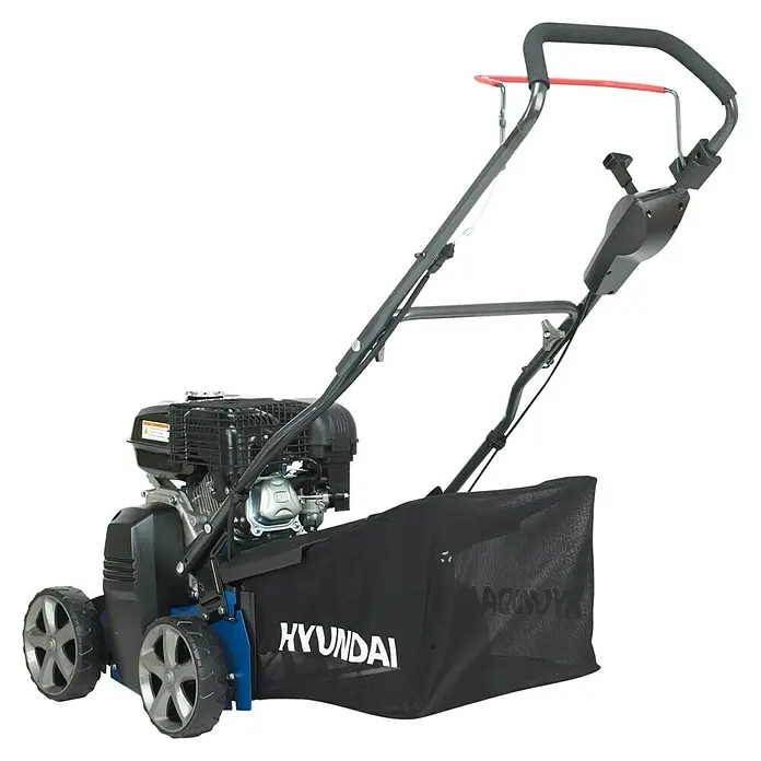 Hyundai Benzin-Vertikutierer-Lüfter SC4001G - 4 kW, Arbeitsbreite: 40 cm - Das Bild zeigt einen Hyundai Rasenmäher, der robust und zuverlässig für die Gartenarbeit konzipiert ist. Er verfügt über einen Grasfangkorb.