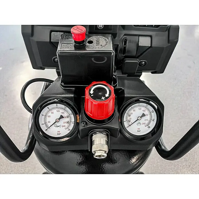 Herkules Pro-Line Flüsterkompressor TB 50V - 1.100 W, 50 l - Nahaufnahme der Manometer, des Reglers und des Luftanschlusses eines schwarzen Druckluftkompressors mit roten Akzenten.