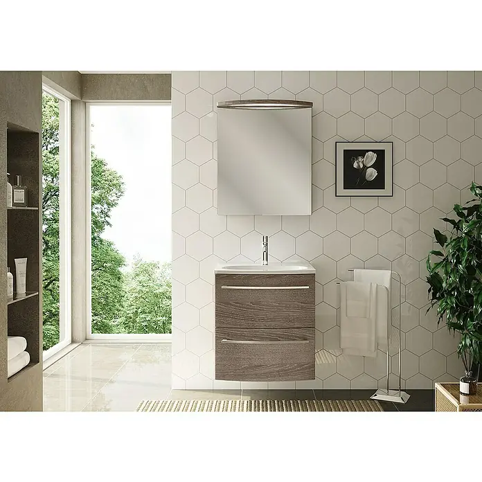 Camargue Swing LED-Spiegelschrank - B x H: 60 x 70,5 cm, Mit Beleuchtung, DIN Anschlag: Rechts, Eiche Maron, Glas - Modernes Badezimmer-Interieur mit einem stilvollen Waschtischunterschrank in Holzoptik, einem Spiegel und hellen sechseckigen Fliesen.
