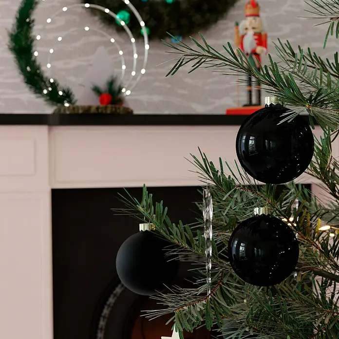 Weihnachtskugeln - Ebony Black, Glas, Durchmesser: 8 cm, 12 Stk. - Schwarze Weihnachtskugeln schmücken einen festlichen Weihnachtsbaum, ergänzt durch schimmernde Eiszapfen und sanfte Lichterketten.