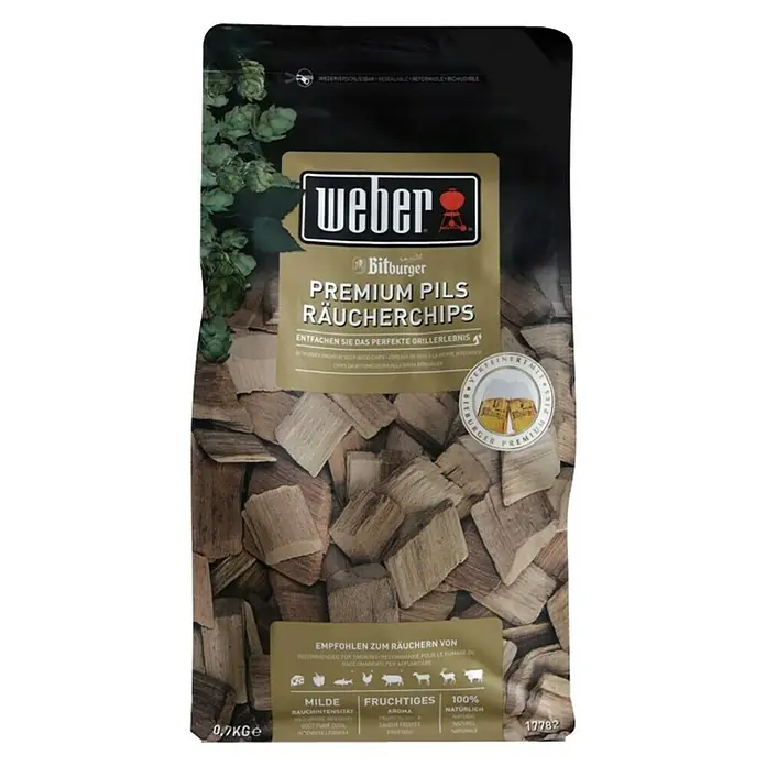Weber Räucherchips Bitburger Pils - 700 g - Eine Packung Weber Bitburger Premium Pils Räucherchips, ideal zum Räuchern mit mildem, fruchtigem Aroma für den perfekten Grillgenuss.