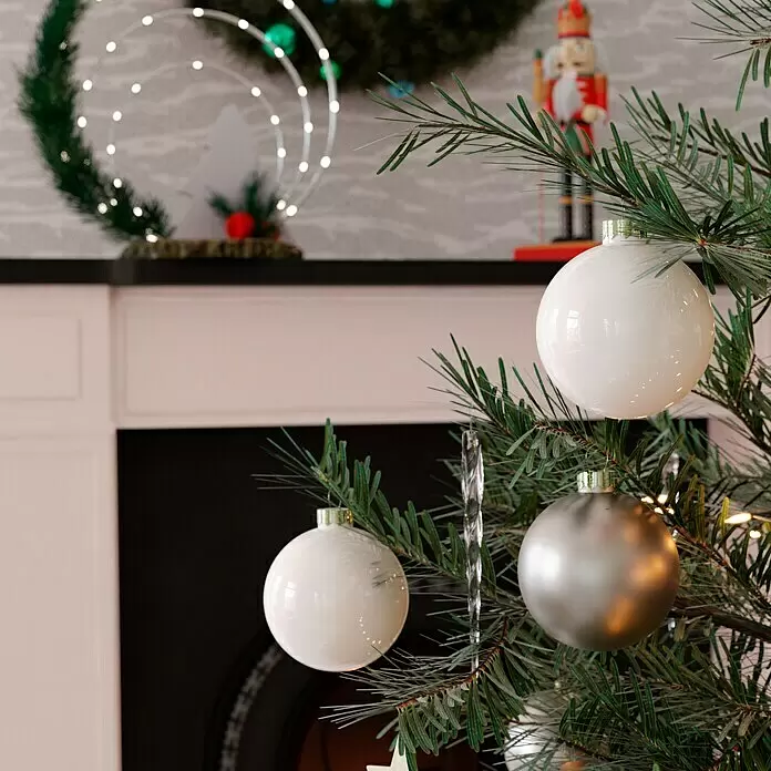 Weihnachtskugeln - Just White, Glas, Durchmesser: 8 cm, 12 Stk. - Nahaufnahme eines Weihnachtsbaums, geschmückt mit glänzenden weißen und matten silbernen Kugeln sowie einem klaren Eiszapfen vor verschwommenem festlichem Hintergrund.