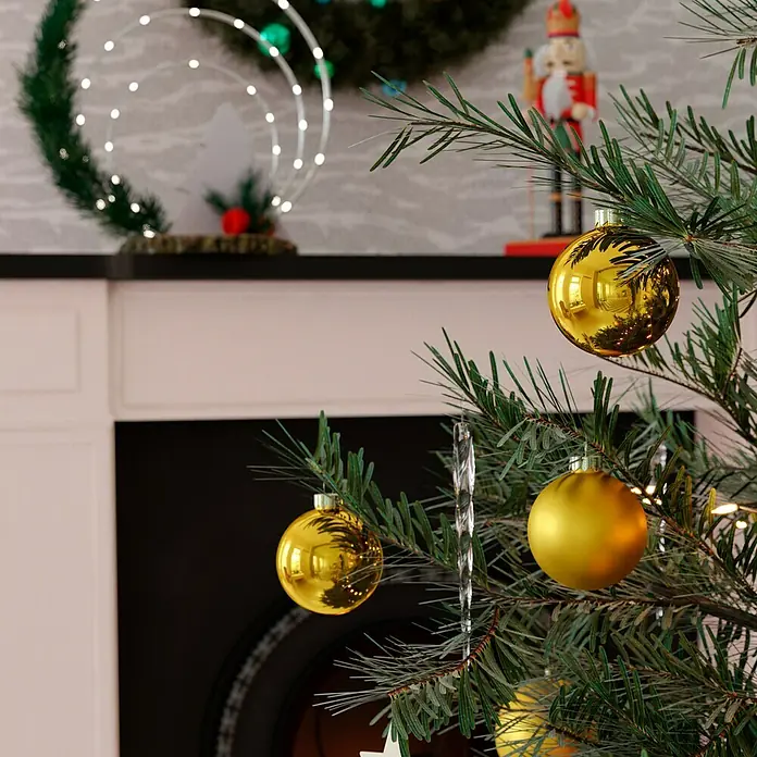 Weihnachtskugeln - Inkagold, Glas, Durchmesser: 6 cm, 20 Stk. - Detailaufnahme eines geschmückten Weihnachtsbaums mit goldenen Kugeln und Eiszapfen-Ornamenten vor einem festlichen Hintergrund.