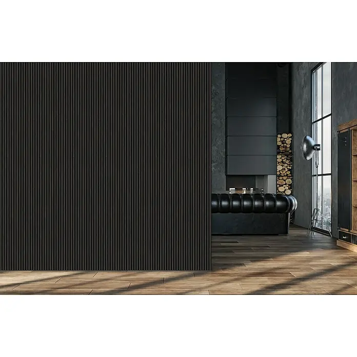 FibroTech Akustikpaneel Premium - Black Oak, 2.440 x 605 x 22 mm - Dunkle Holzlamellenwand in einem modernen Wohnzimmer, die dem Raum Struktur verleiht. Stilvolles Designelement für ein gehobenes Ambiente.