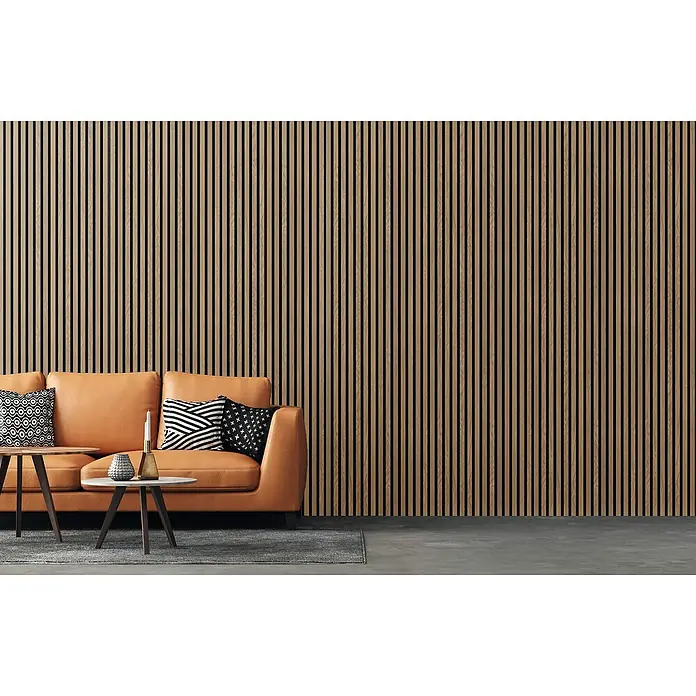 FibroTech Akustikpaneel Premium - Oiled Oak, 2.440 x 605 x 22 mm - Ein stilvolles Interieur mit einer modernen orangefarbenen Couch vor einer Wand mit Holzlatten. Elegante Wohnraumgestaltung.