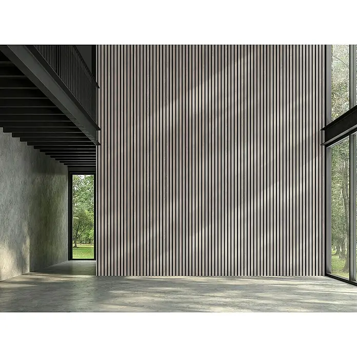 FibroTech Akustikpaneel Proff - Grey Oak, L x B x S: 3.000 x 605 x 22 mm - Geräumiger Raum mit eleganten Holzlatten an der Wand, die eine moderne und natürliche Ästhetik schaffen. Das Design sorgt für ein Gefühl von Wärme.