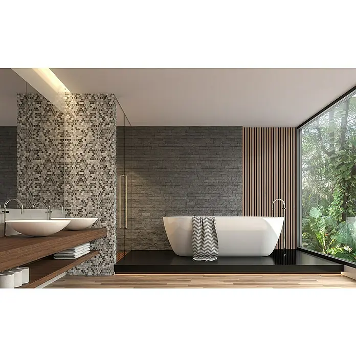 FibroTech Akustikpaneel Unika 25 - Light Oak, 2.440 x 600 x 22 mm - Ein stilvolles Badezimmer mit freistehender Badewanne und modernem Waschbeckenbereich, ergänzt durch natürliche Elemente wie Holz und Pflanzen.