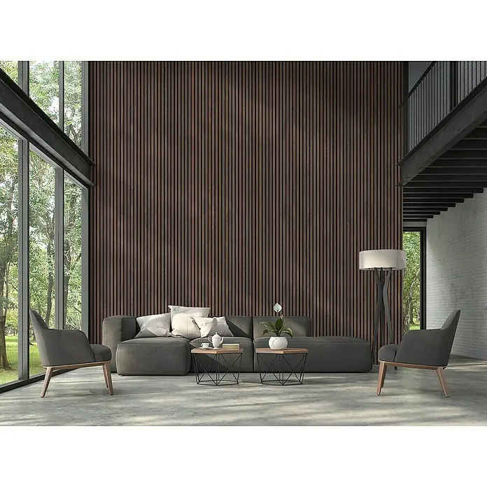 FibroTech Akustikpaneel Proff - Smoked Oak, L x B x S: 3.000 x 605 x 22 mm, 1 Stk., 1,82 m² - Wohnzimmer mit Wandpaneelen aus dunklem Holz, grauer Couch, Sesseln und Couchtischen. Der Raum wirkt modern und einladend.