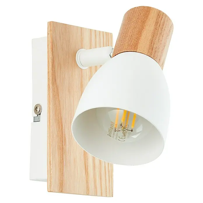 Brilliant Daintree Wandstrahler - 28 W, Weiß/Natur, E14, 1 Stk. - Nahaufnahme einer modernen Wandleuchte mit Holzdetails und weißem Lampenschirm, die ein warmes Licht ausstrahlt.