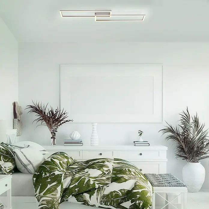 Just Light Plafón LED Iven - 35 W, L x An x Al: 22 x 92,4 x 7 cm, Níquel, Blanco, Blanco frío - Un dormitorio moderno con una elegante lámpara de techo rectangular que ilumina el espacio con una luz brillante y elegante.