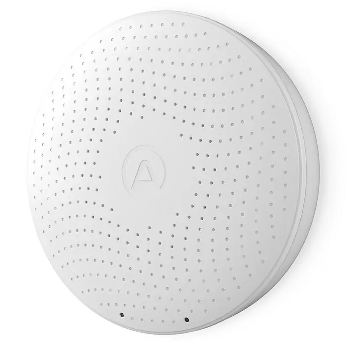 Airthings Luftqualitätsmonitor Wave Plus mit CO2- und Radonmeldung - Durchmesser: 119 mm, Batterielaufzeit: 1,5 Jahre - Weißes, rundes Gerät mit einem Lochmuster und einem Logo in der Mitte, das an einer Wand montiert ist.