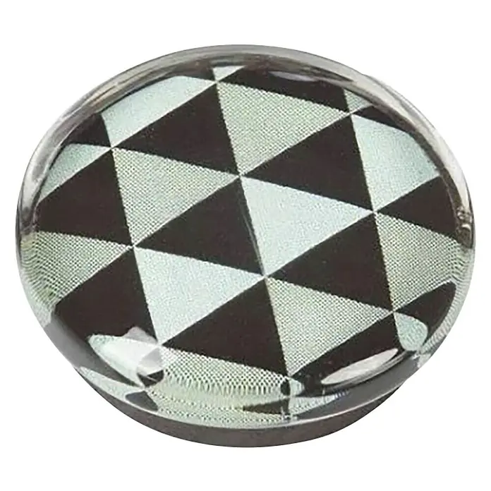 Fix-o-moll Magnet Glas Ferrit - Durchmesser: 30 mm, Rund - Nahaufnahme eines runden Glasobjekts mit einem dreieckigen Schachbrettmuster in Schwarz und Hellblau. Das Glas bricht das Muster und erzeugt interessante optische Effekte.