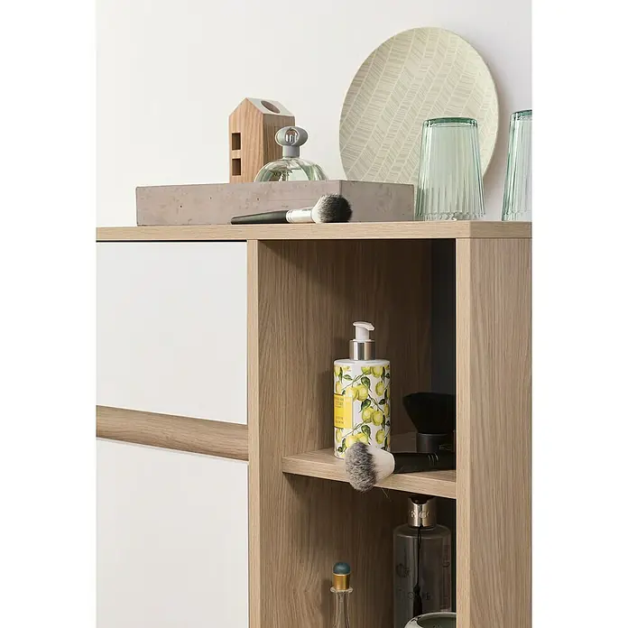 Schildmeyer Mali Highboard - 66,9 x 33,1 x 104,9 cm, Eiche hell/Weiß, Matt - Kosmetikprodukte auf einem Holzregal, darunter eine Handseife mit Zitronenmuster und Flakons.