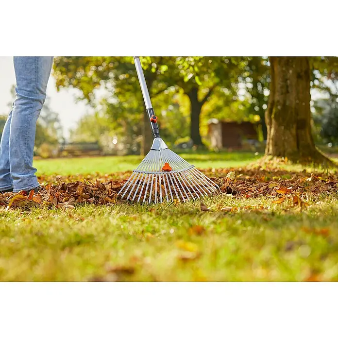 Gardena Combisystem Verstellbesen - Arbeitsbreite: 30 cm - 50 cm, Aluminium - Laubrechen im Einsatz auf Rasenfläche mit Herbstlaub. Der Rechen hilft beim Entfernen von Blättern und hält den Rasen sauber.