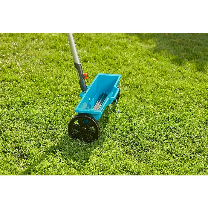 Gardena Combisystem Streuwagen - Streubreite: 40 cm, 3 l - Der Gardena Streuwagen EasyRoll mit einem Fassungsvermögen von 3 Litern für die präzise Ausbringung von Saatgut und Dünger im Garten.
